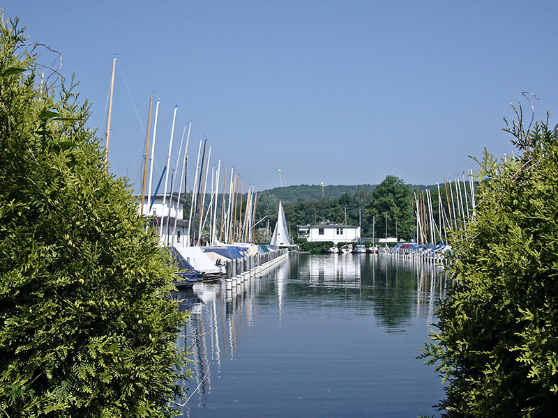 Der Hafen bietet Schutz für mehr als 100 Boote.